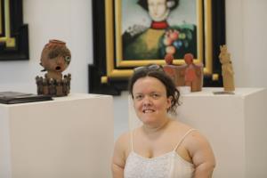 GLST, zakljucek tabora, Sandrine Lepelletier ob svojih delih, foto Alenka Strazisar Lamovsek (5)